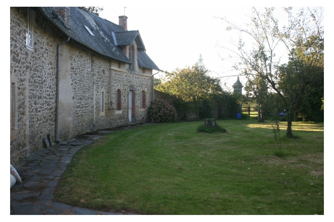 le gîte (côté jardin)